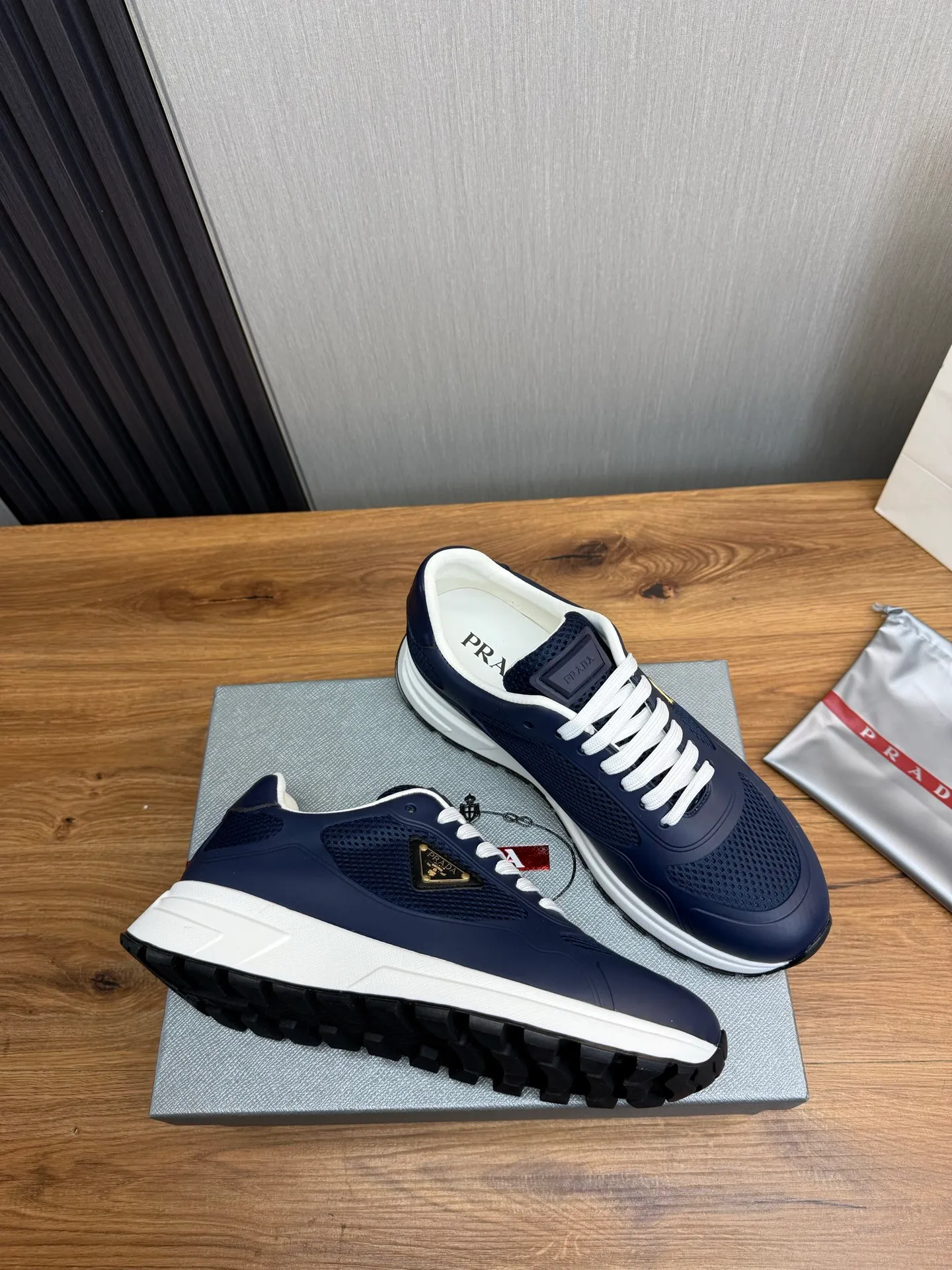 Men's shoes 💰580💰 [PRADA] Autumn and winter hot men's shoes shipped 👏Official website synchronized ⬆️Original fly-woven cowhide fabric + cowhide lining, 1⃣️:1⃣️reproduction, original sole, 38-45 (45. Customized, non-refundable)